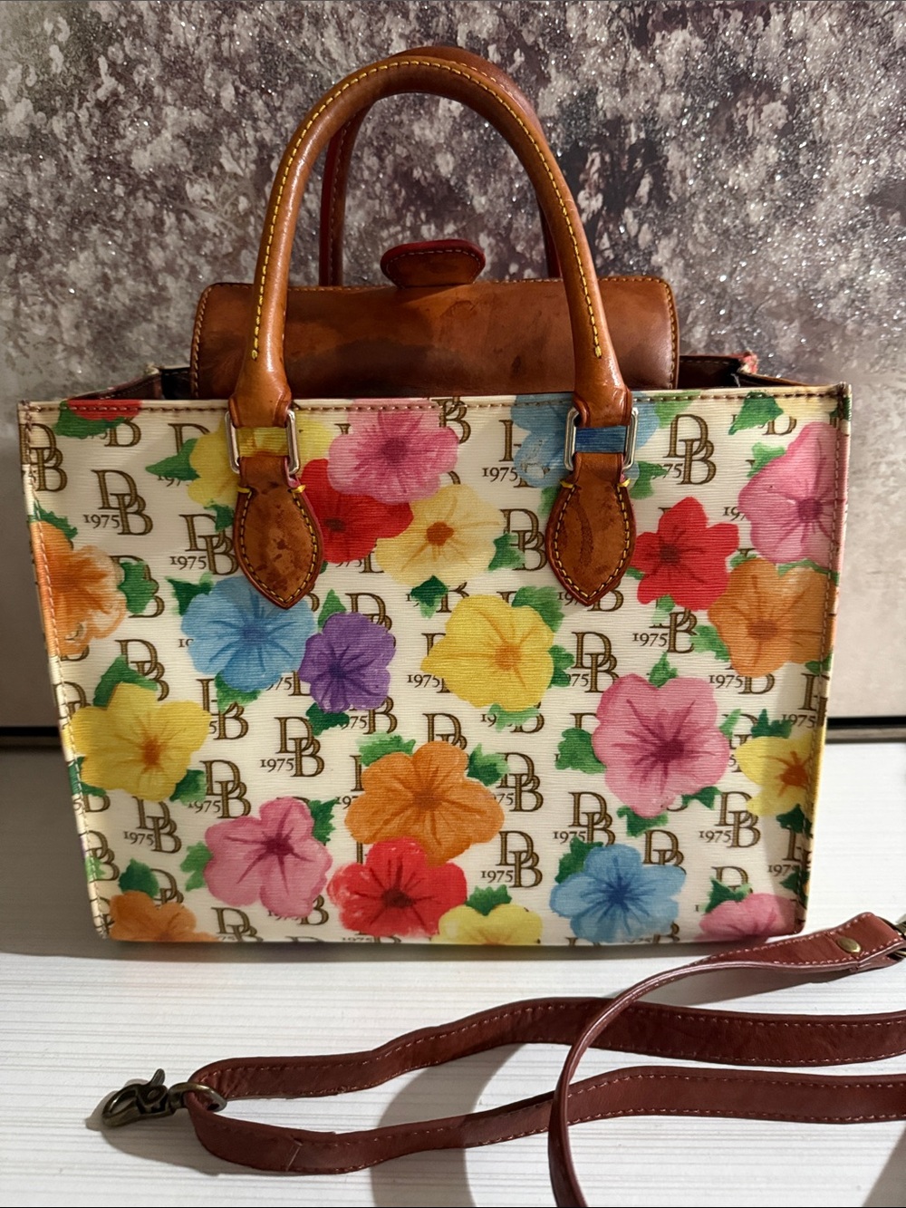 Dooney and Bourke rehab bag. The outside is great. It’s the inside is not. - Picture 6 of 8